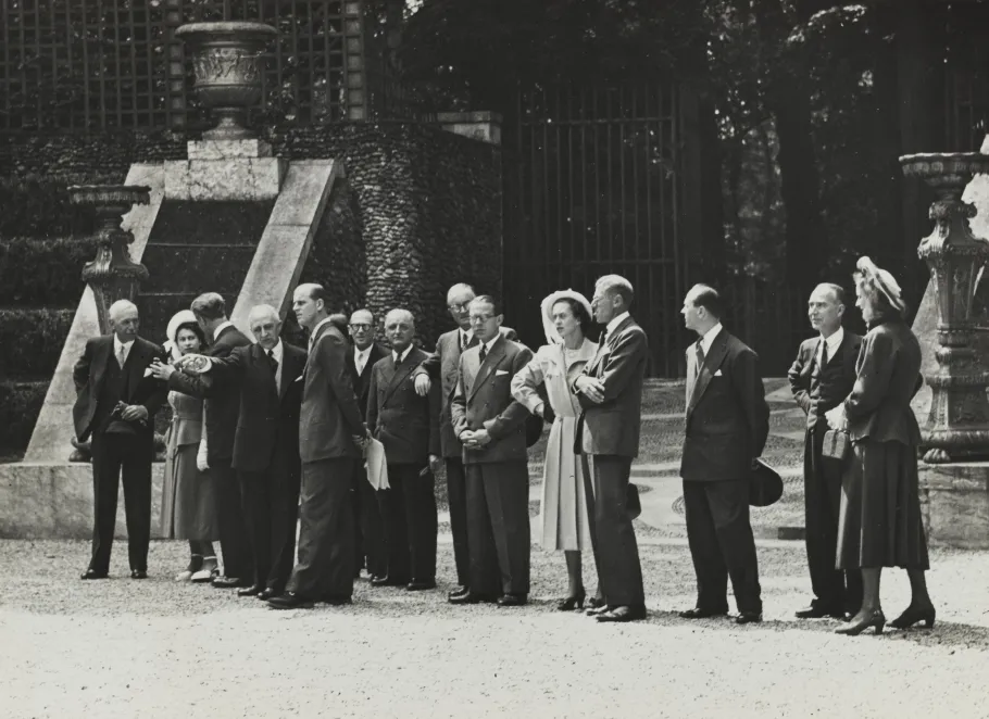 Visit by Queen Elizabeth II in the grove of the ballroom Visit by Queen Elizabeth II in the grove of the ballroom